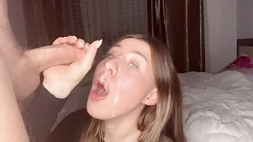 Русская потаскушка трахается в домашнем порно и получает камшот на лицо