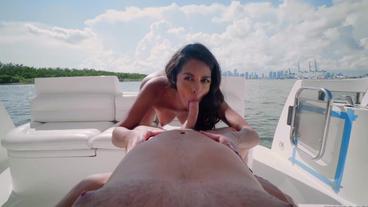 Выебал на яхте смуглую красавицу с лохматой писькой Vienna Black