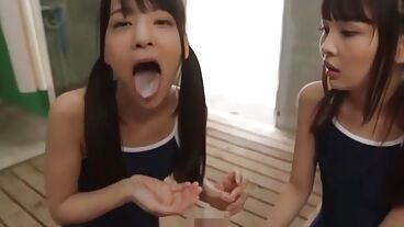 Японские девушки делают двойной минет и делят камшот в ЖМЖ