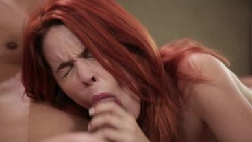 Чпокнул громадным членом рыжую красавицу Amarna Miller