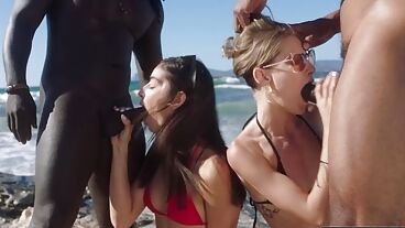 Африканцы сняли на пляже красоток в бикини и оттрахали дома