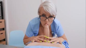 Грудастая медицинская сестра делает минет и седлает толстый конец молодого пациента