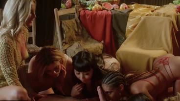 Зрелка учит молодых цыпочек трахаться с мужчиной в групповушке