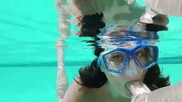 Выпросил подводный минет в бассейне у горячей брюнетки