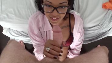 Темнокожей куколке нравится, когда ее дрючат в догги стайл