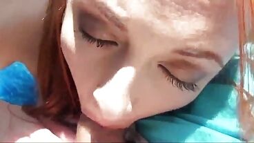 Русская красотка делает глубокий минет в машине